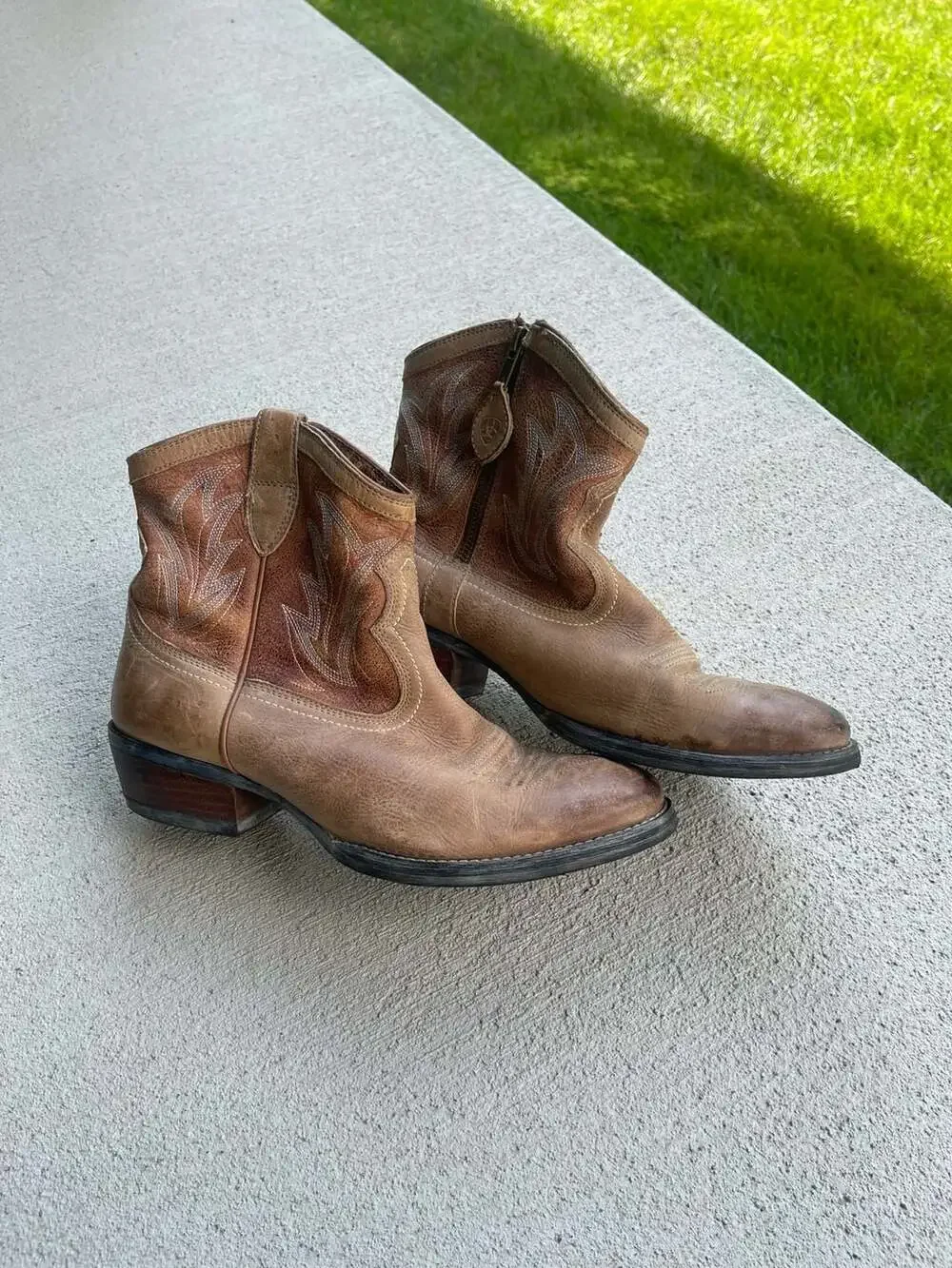 Ariat Women's Darlin Short Leather Western Booties Style 10007966 Size 8B